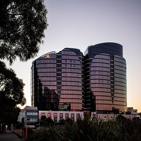 Melbourne Marriott Hotel Docklands Bagian luar foto The Marriott Melbourne Docklands
