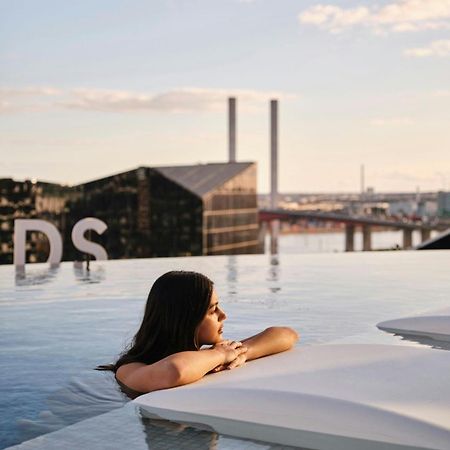 Melbourne Marriott Hotel Docklands Bagian luar foto Skyline pool