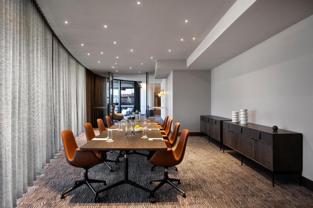 Melbourne Marriott Hotel Docklands Bagian luar foto Meeting room