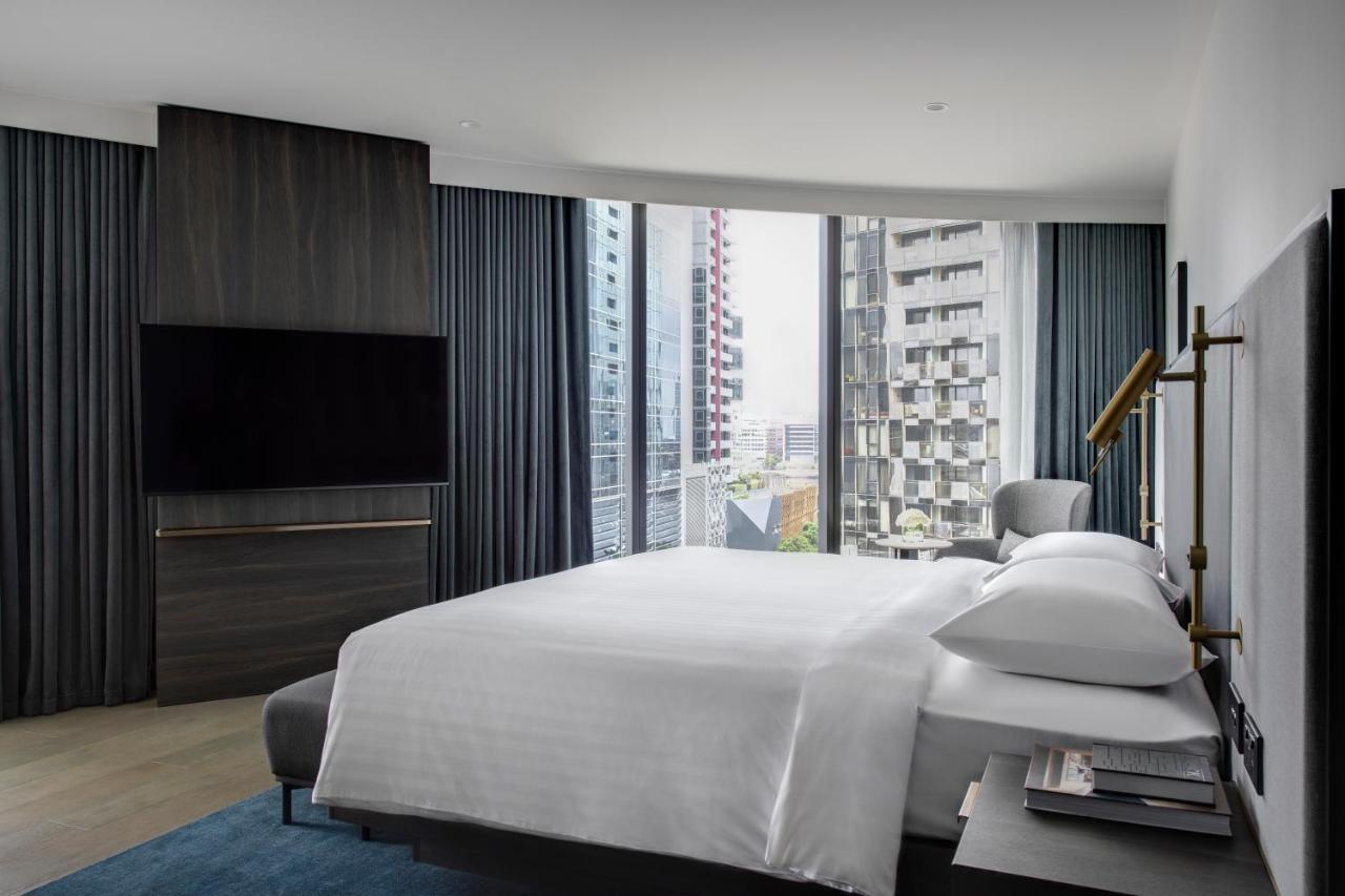 Melbourne Marriott Hotel Docklands Bagian luar foto A bedroom at the hotel