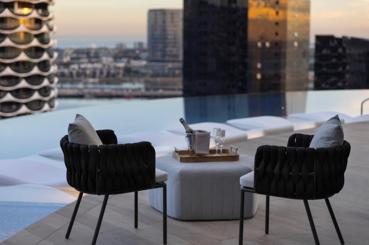 Melbourne Marriott Hotel Docklands Bagian luar foto The rooftop bar at the Ritz-Carlton, Melbourne
