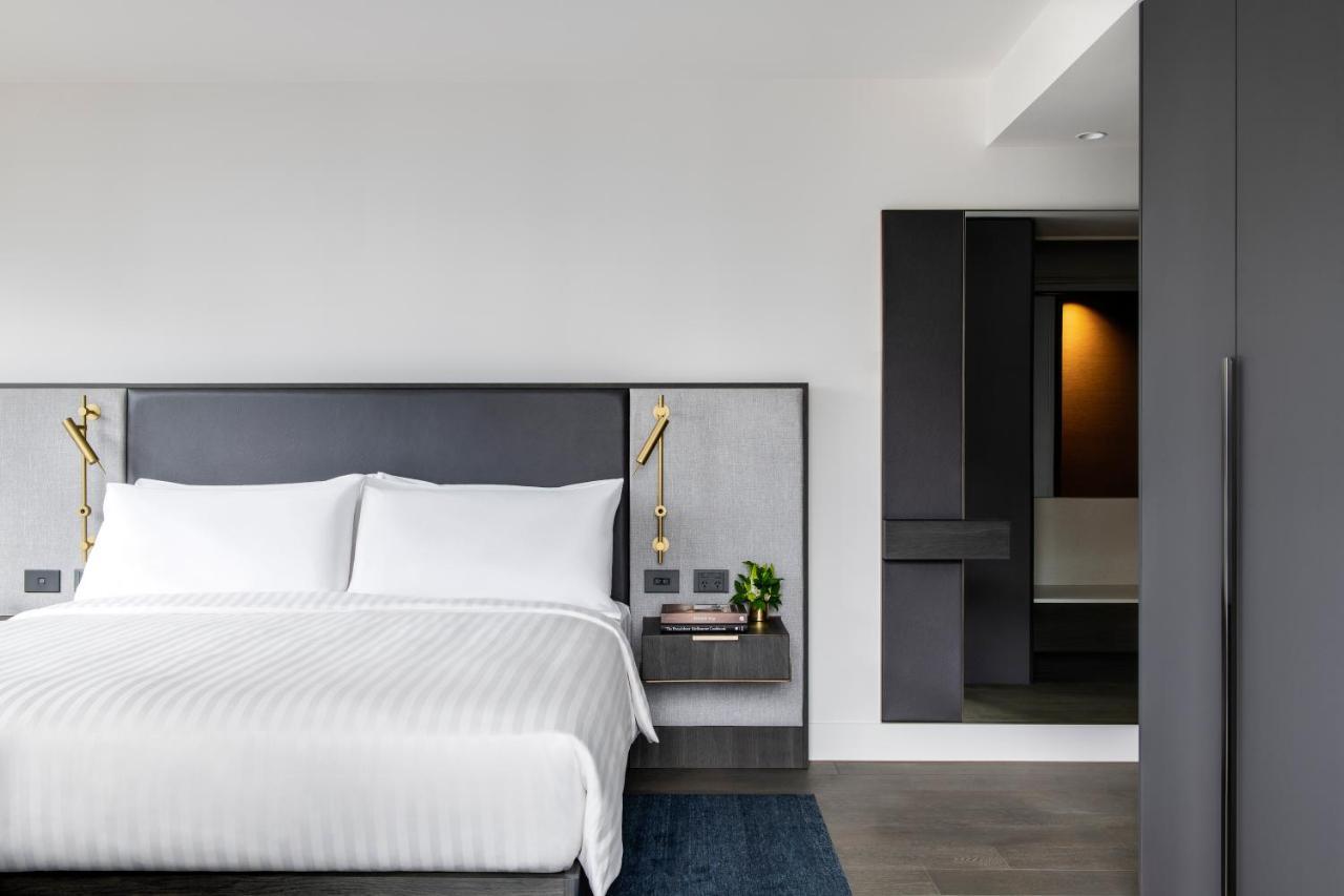 Melbourne Marriott Hotel Docklands Bagian luar foto A bedroom at the hotel