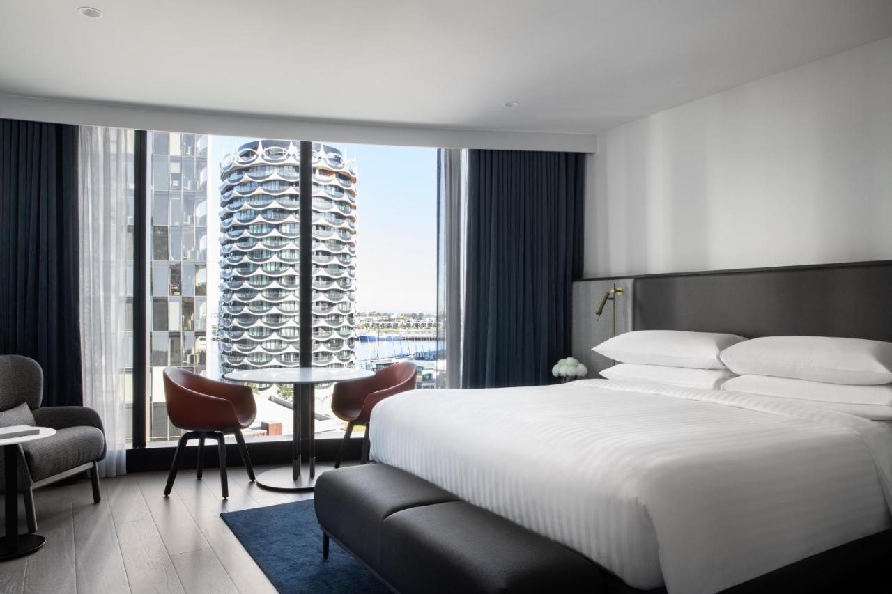 Melbourne Marriott Hotel Docklands Bagian luar foto A guest room at the hotel