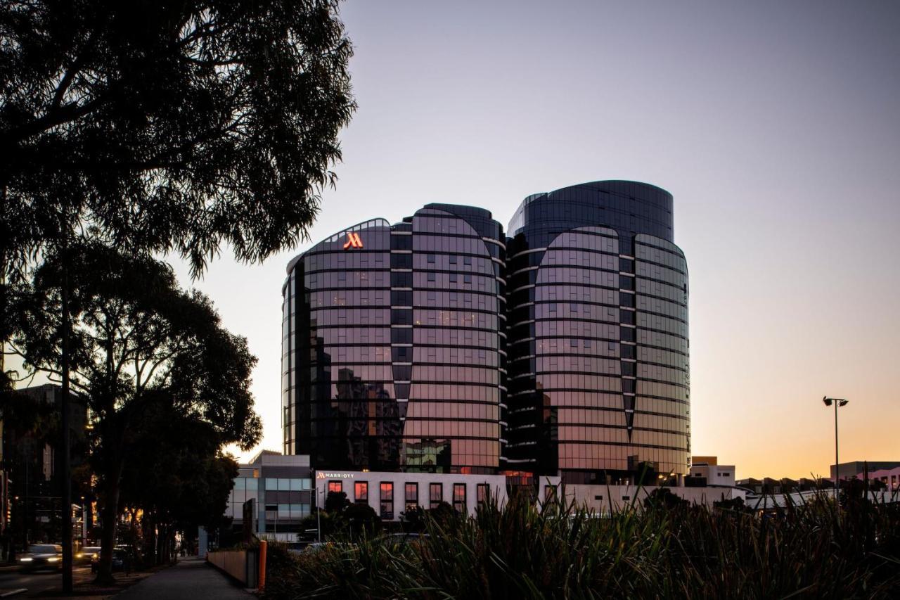 Melbourne Marriott Hotel Docklands Bagian luar foto The Marriott Melbourne Docklands
