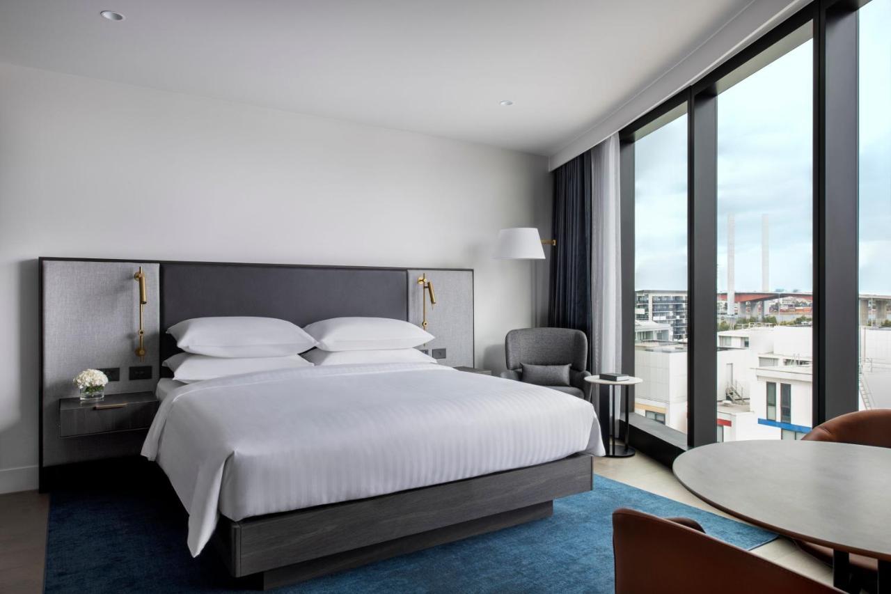 Melbourne Marriott Hotel Docklands Bagian luar foto A guest room at the hotel