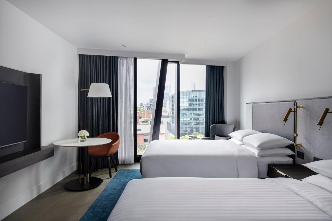 Melbourne Marriott Hotel Docklands Bagian luar foto A guest room at the hotel