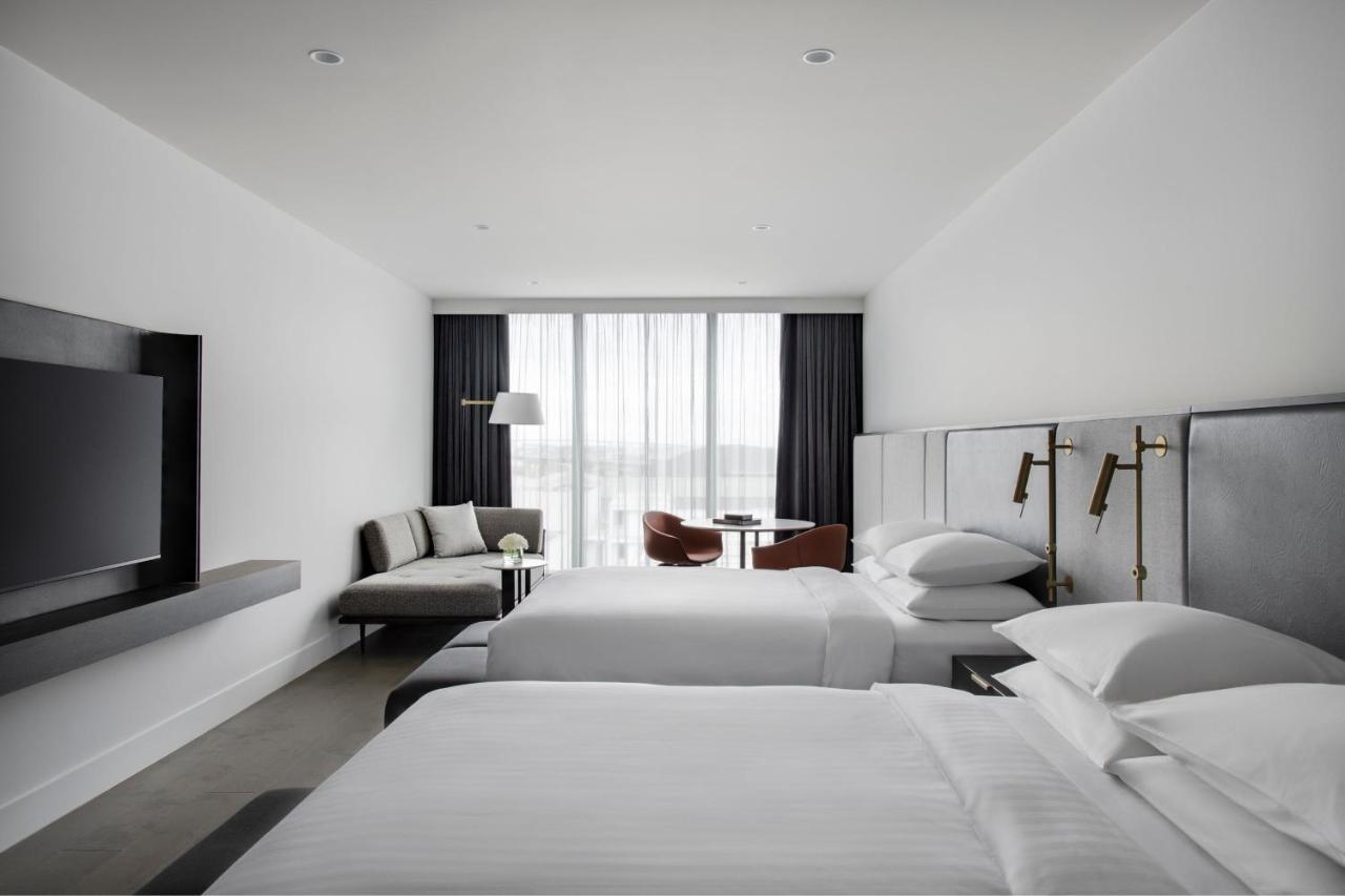Melbourne Marriott Hotel Docklands Bagian luar foto Deluxe Room