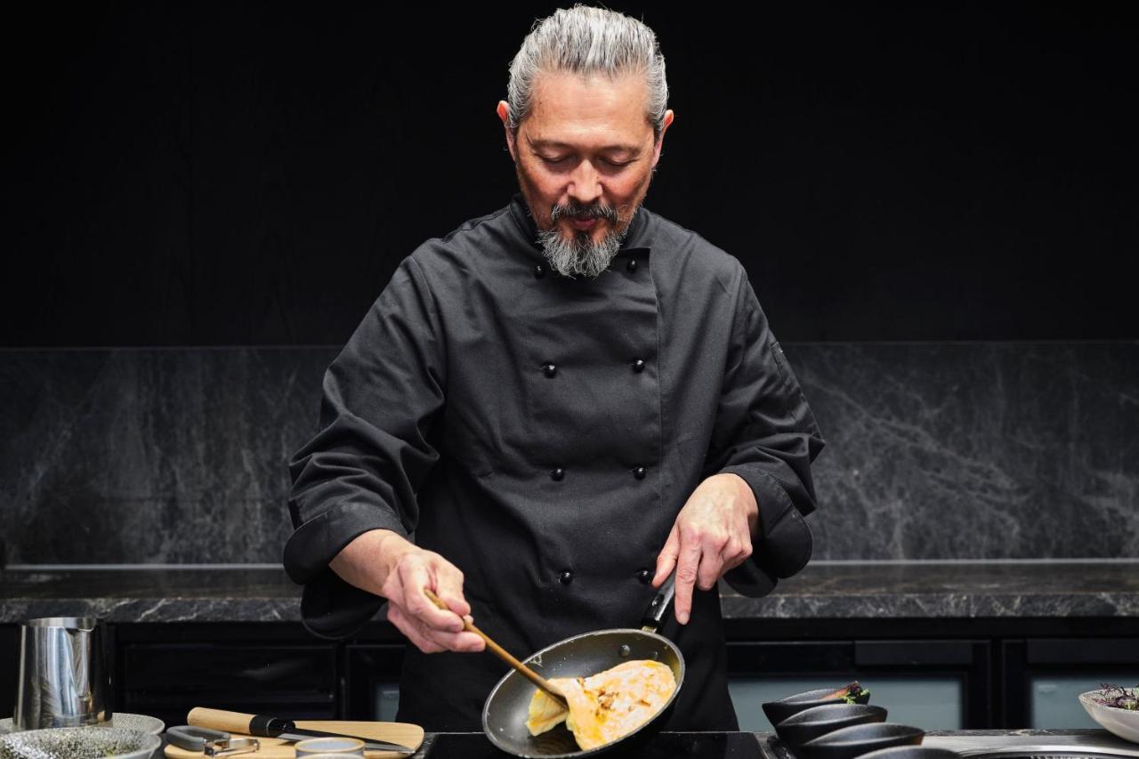Melbourne Marriott Hotel Docklands Bagian luar foto Chef preparing food