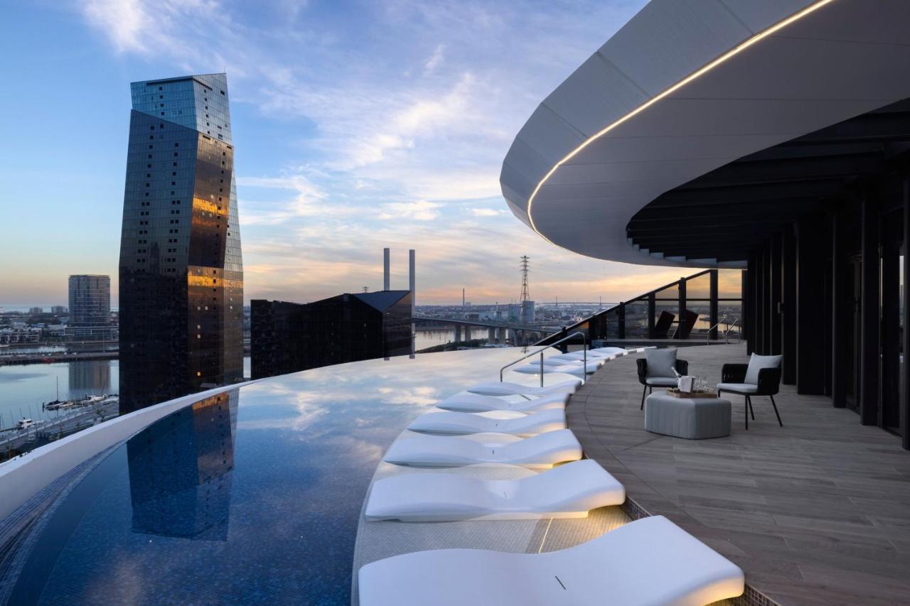 Melbourne Marriott Hotel Docklands Bagian luar foto Skyline pool