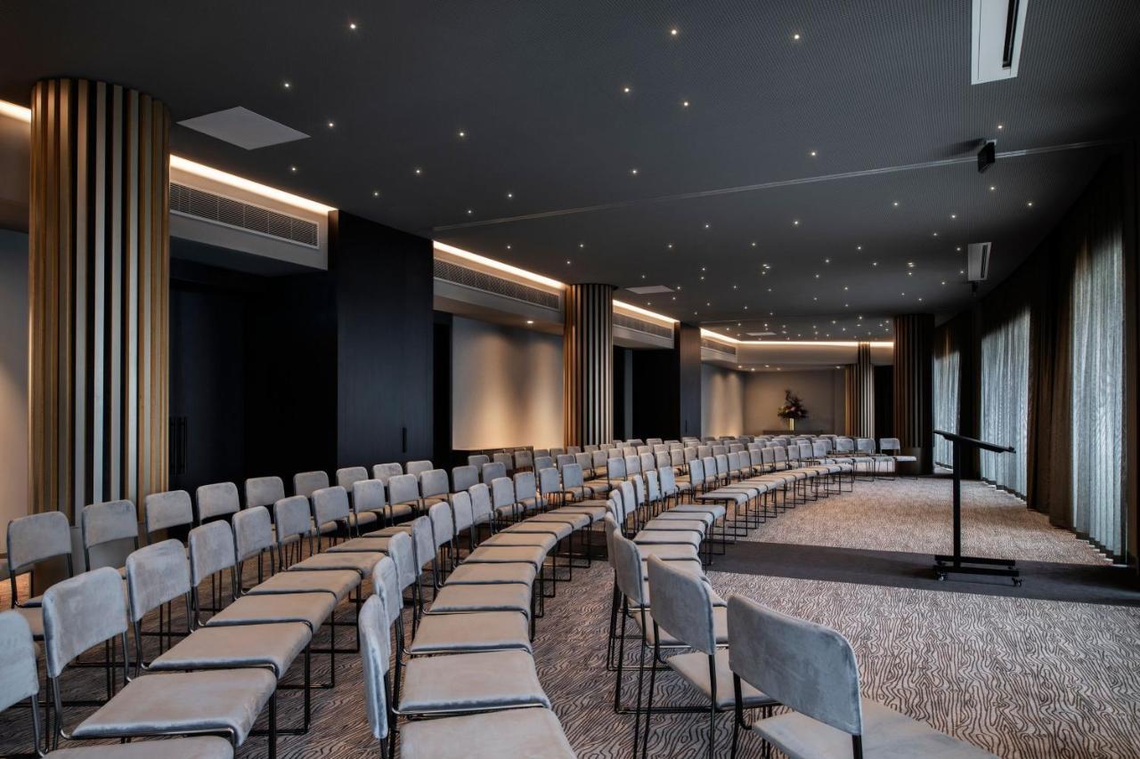 Melbourne Marriott Hotel Docklands Bagian luar foto Meeting room