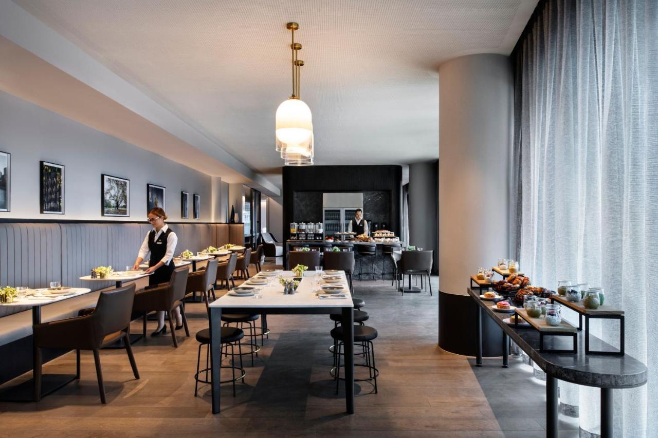 Melbourne Marriott Hotel Docklands Bagian luar foto The lounge at London Heathrow Airport