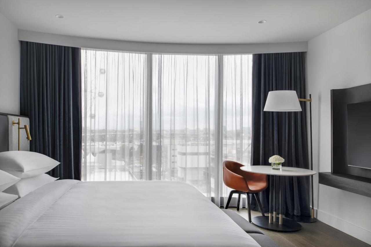 Melbourne Marriott Hotel Docklands Bagian luar foto A guest room at the hotel