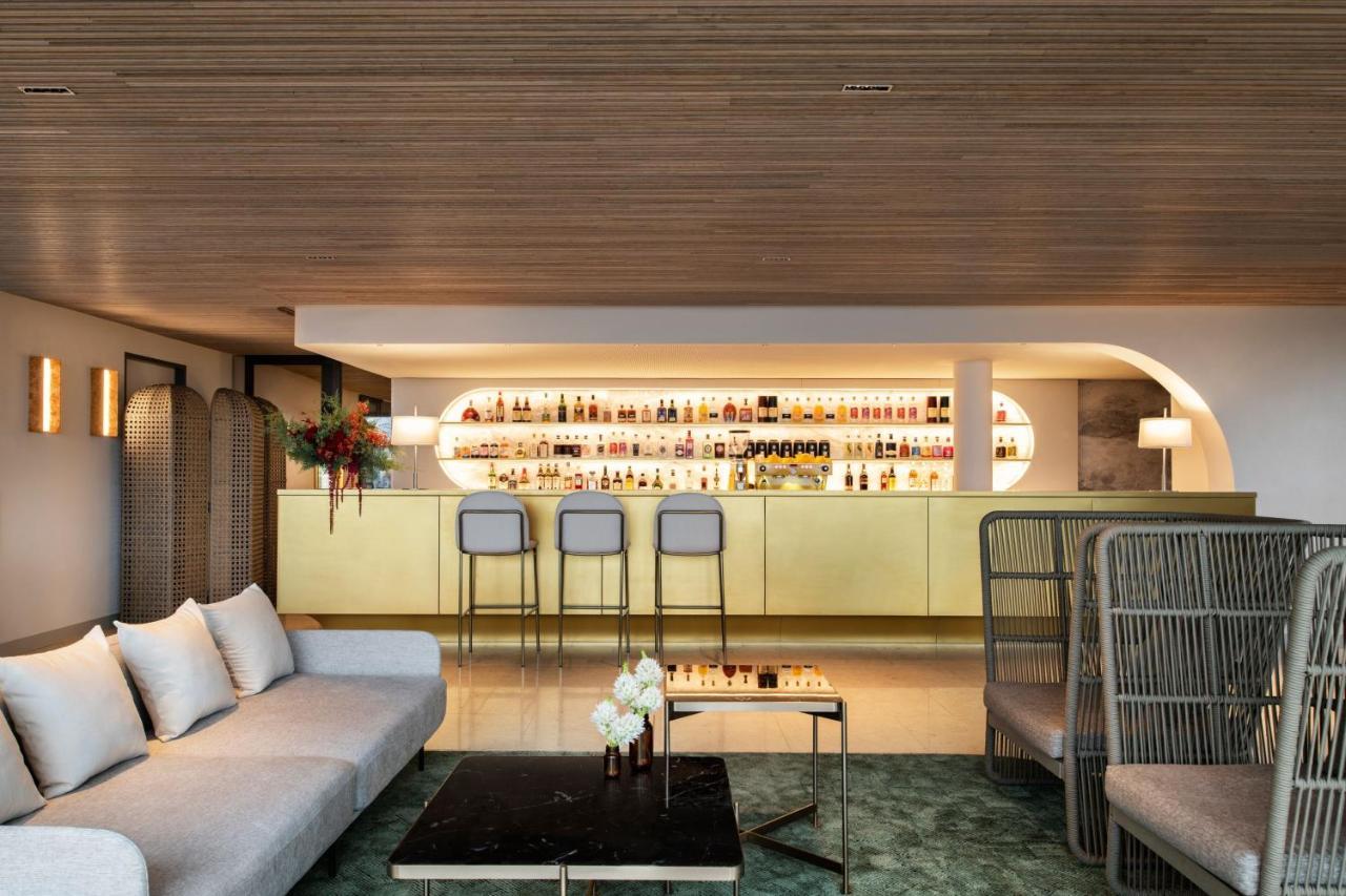 Melbourne Marriott Hotel Docklands Bagian luar foto The bar at the 19th floor