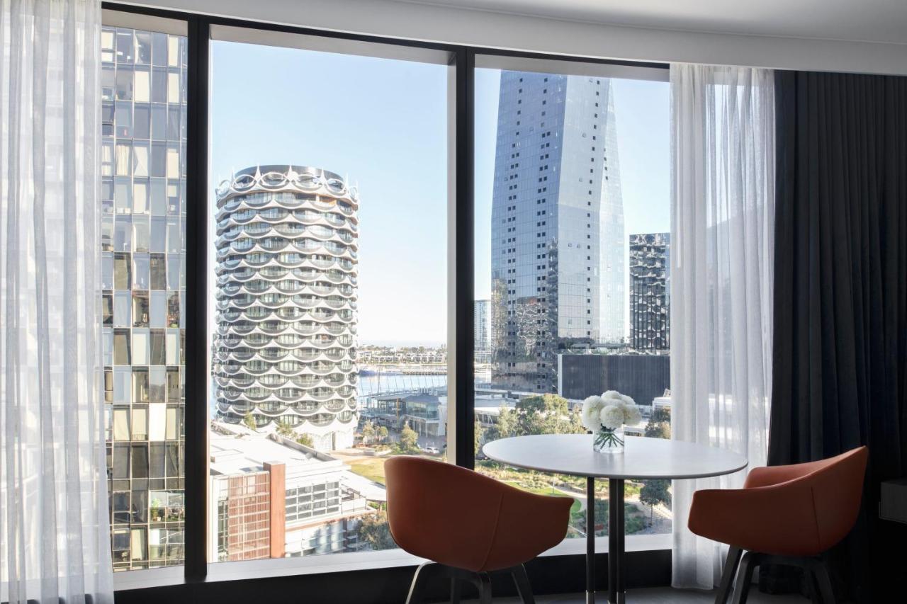 Melbourne Marriott Hotel Docklands Bagian luar foto View from a typical apartment