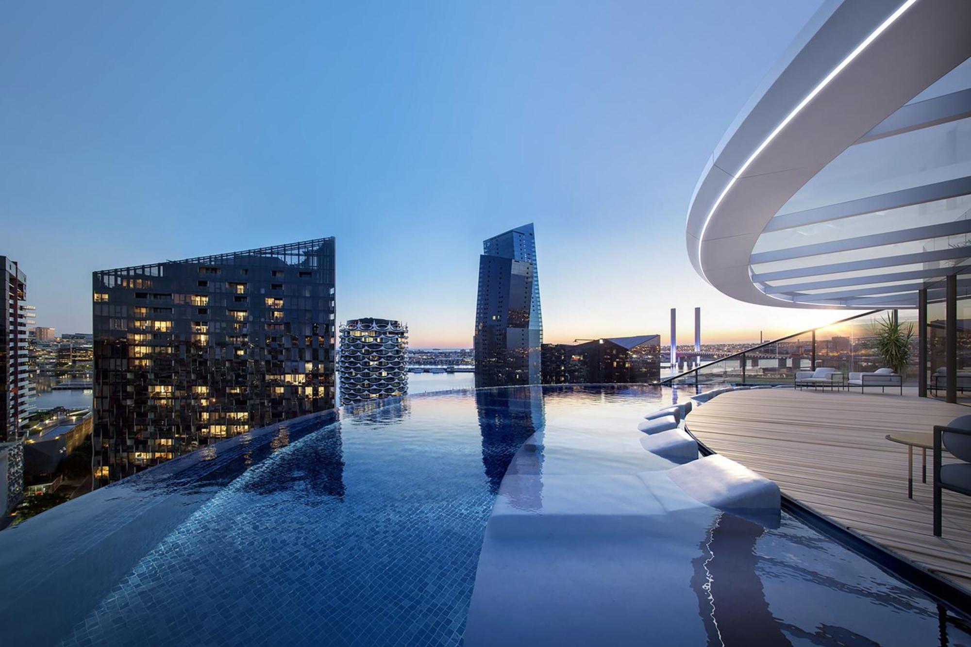 Melbourne Marriott Hotel Docklands Bagian luar foto Skyline pool