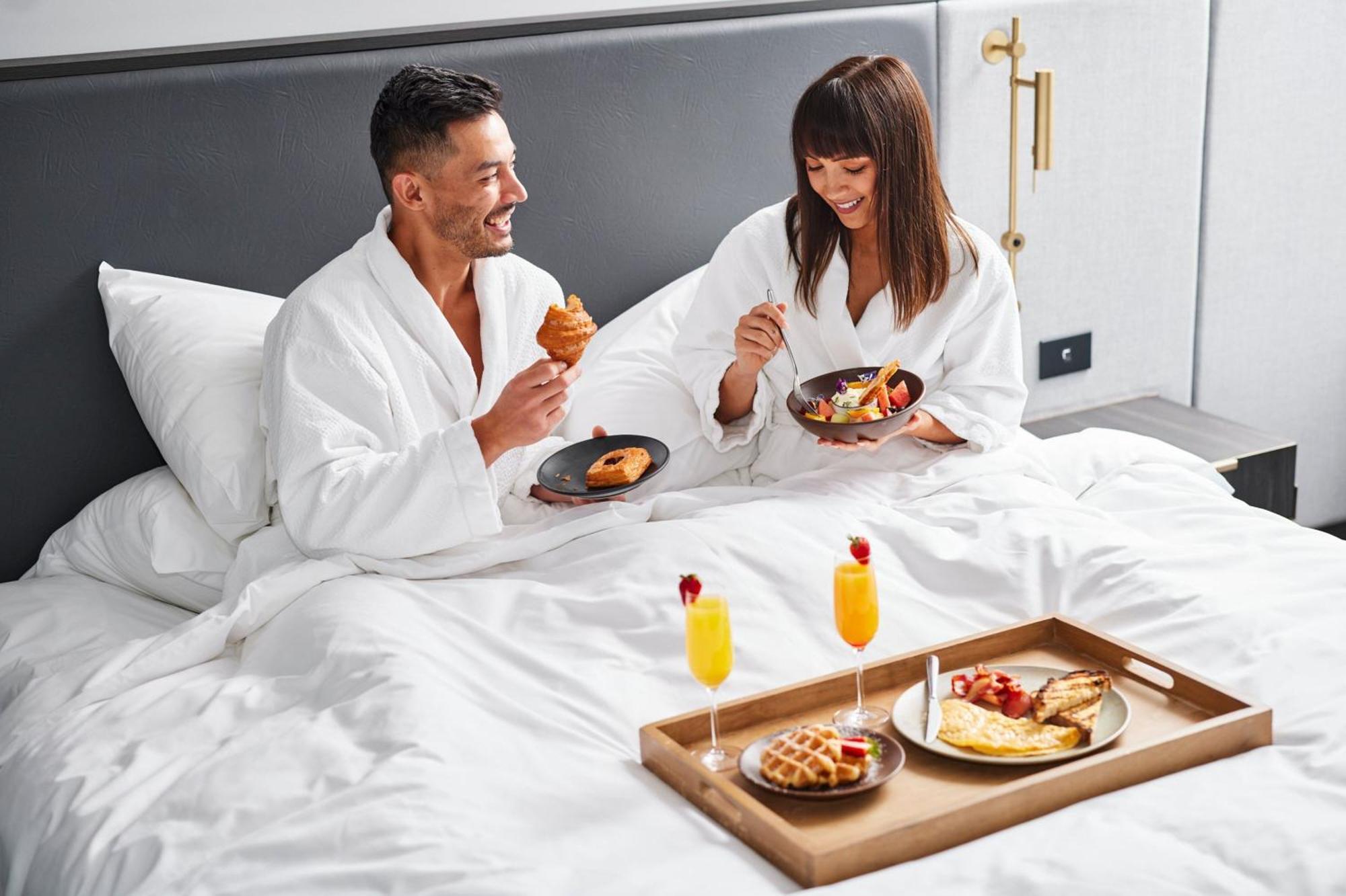 Melbourne Marriott Hotel Docklands Bagian luar foto Room service