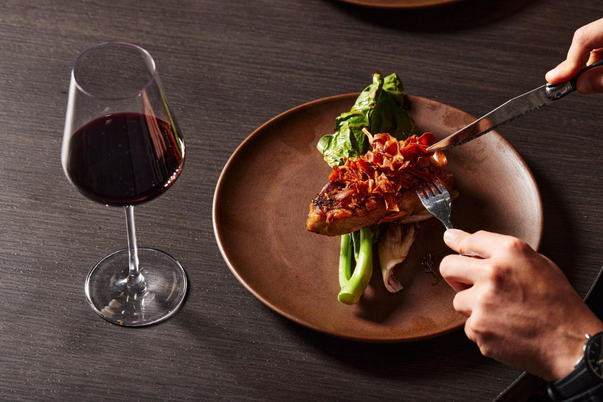 Melbourne Marriott Hotel Docklands Bagian luar foto A wine glass