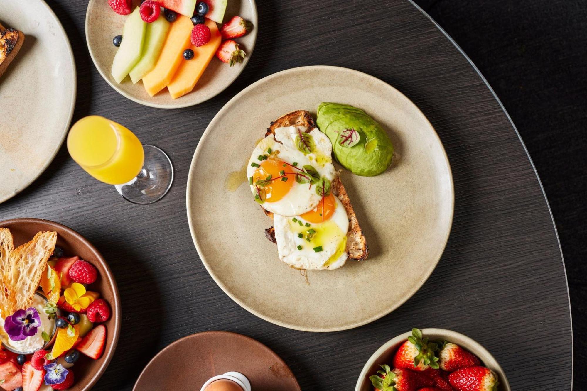 Melbourne Marriott Hotel Docklands Bagian luar foto Avocado and egg on toast
