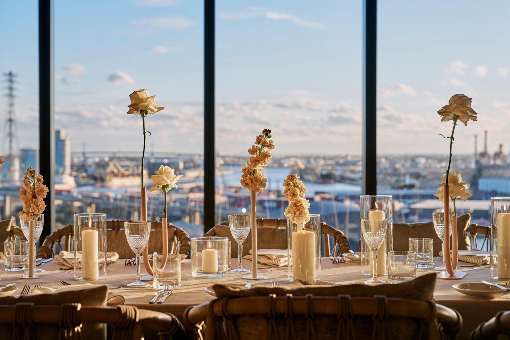 Melbourne Marriott Hotel Docklands Bagian luar foto The view from the 360° Restaurant
