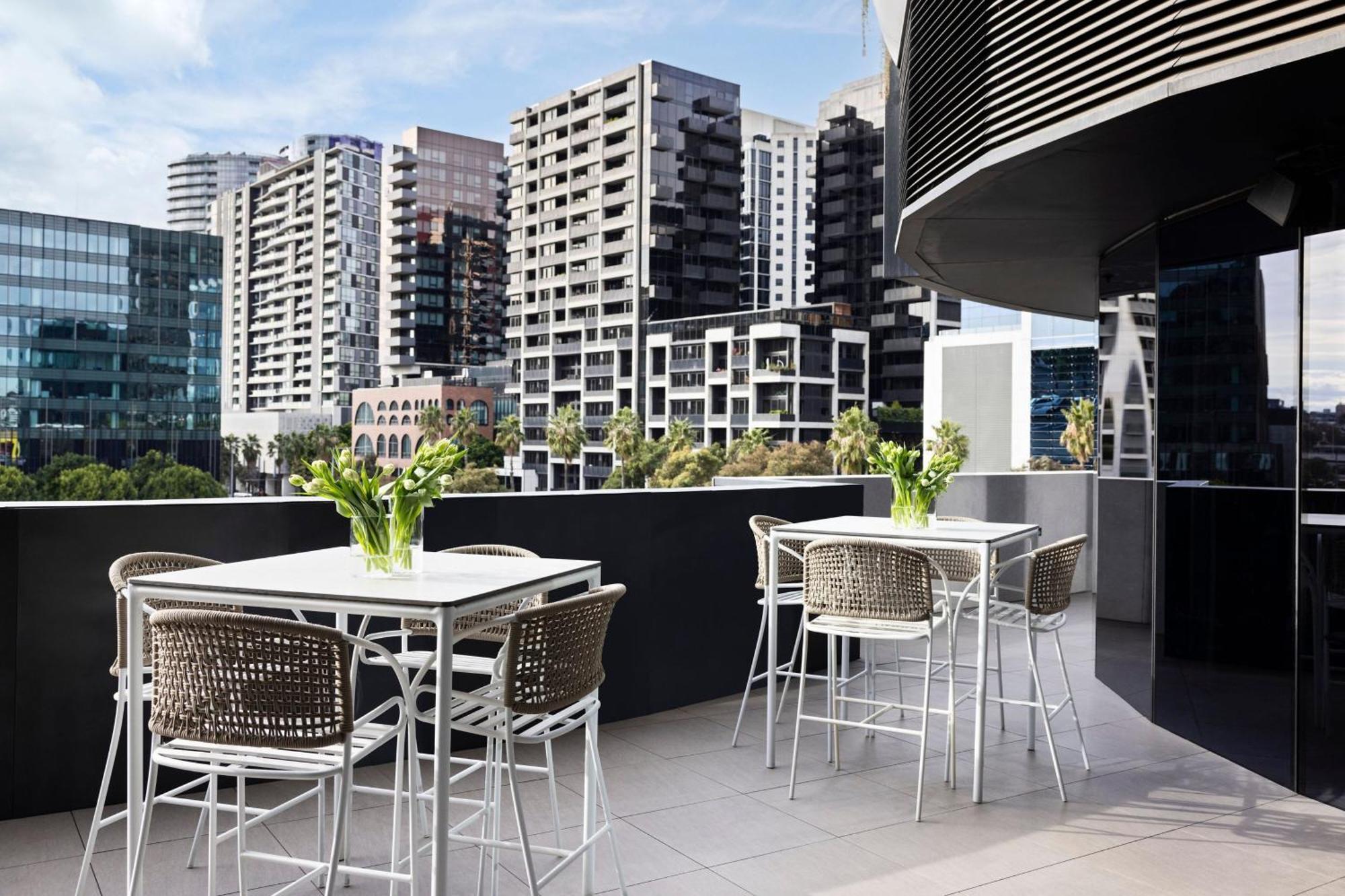 Melbourne Marriott Hotel Docklands Bagian luar foto The rooftop bar at the Hotel