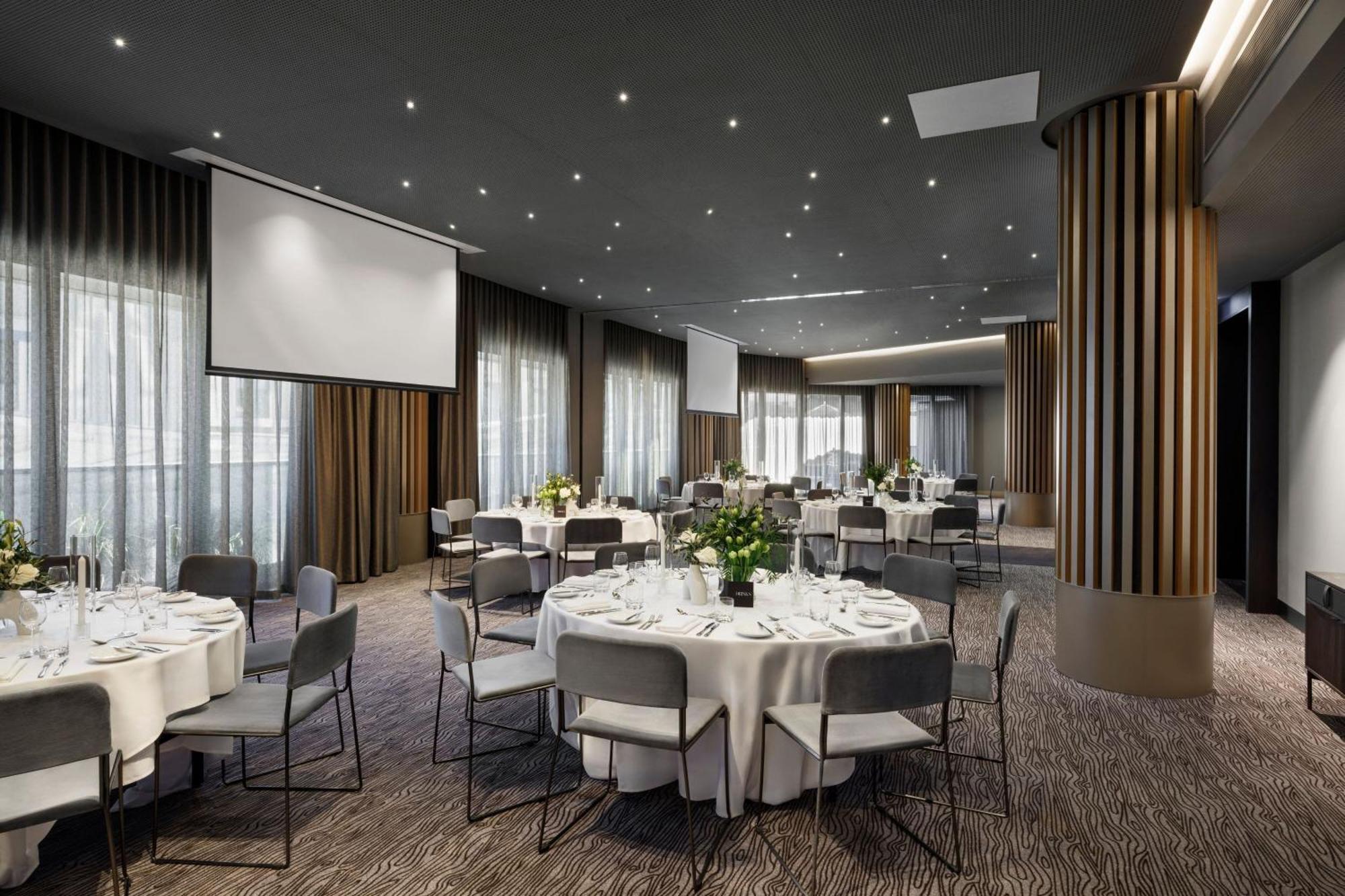 Melbourne Marriott Hotel Docklands Bagian luar foto The Westin Ballroom