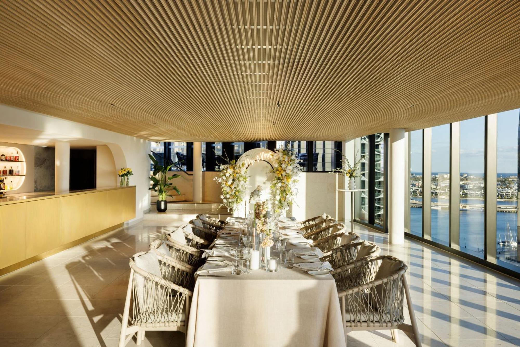 Melbourne Marriott Hotel Docklands Bagian luar foto The Sky Bar