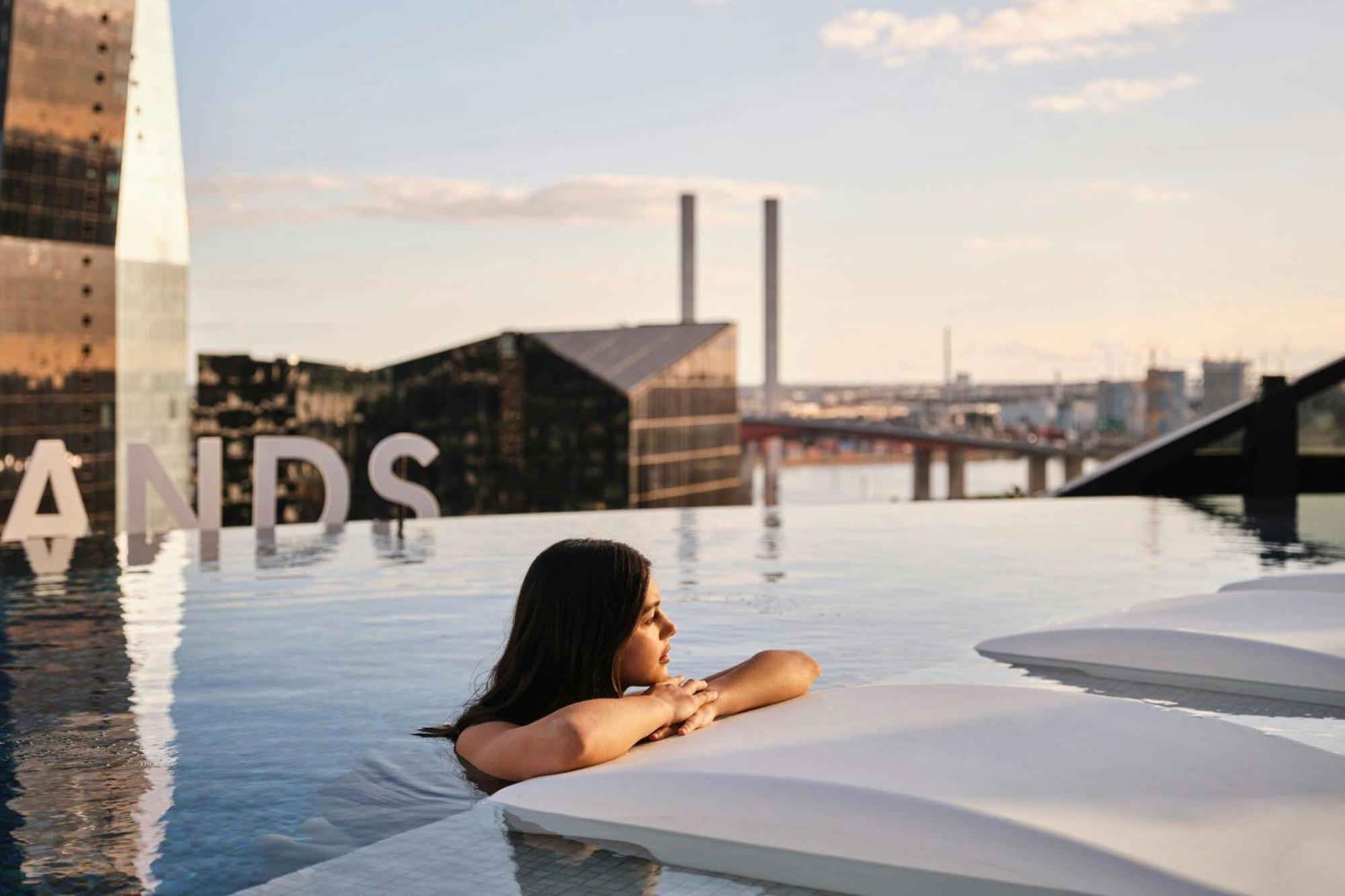 Melbourne Marriott Hotel Docklands Bagian luar foto Skyline pool