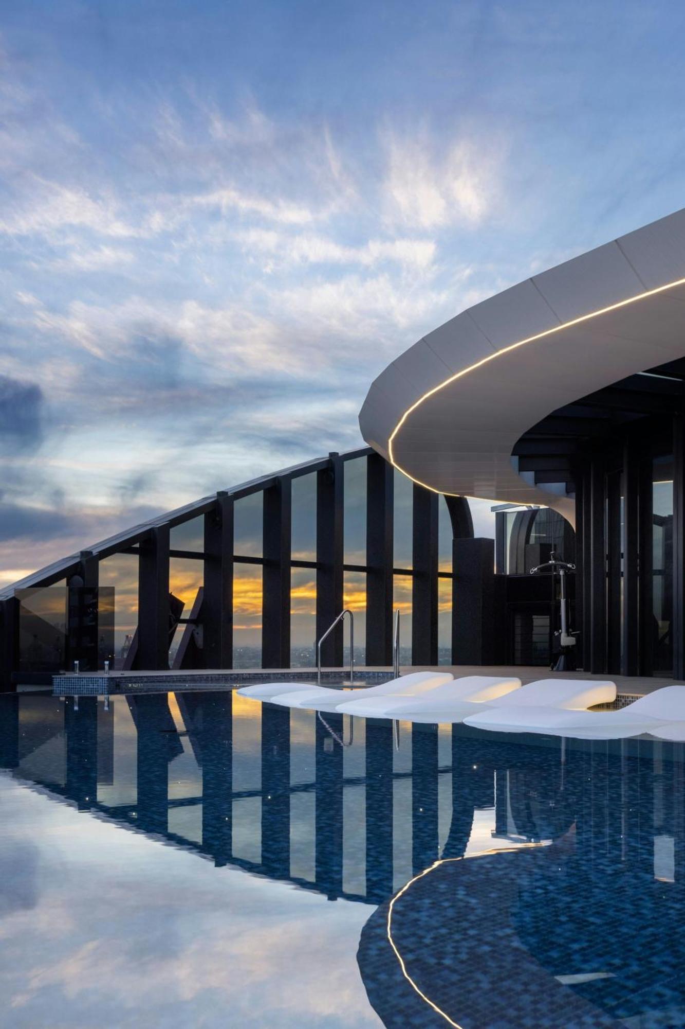 Melbourne Marriott Hotel Docklands Bagian luar foto The rooftop pool at the Ritz-Carlton, Perth